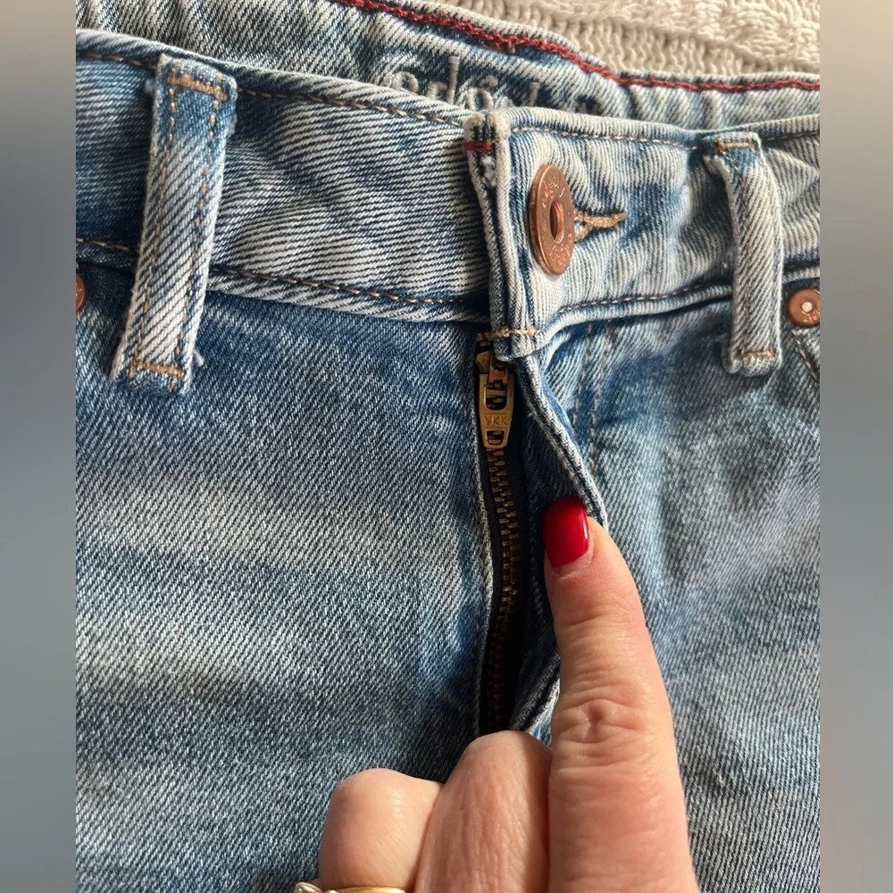 Edgely Light Wash Denim Shorts, distressed, Women’s Size 6 - Picture 8 of 13